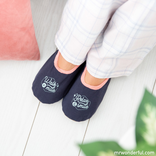 Foldable travel slippers to feel at 